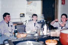 Manuel Sánchez Jorquera y Juan Antonio Coy Romero en la cocina del Hotel Restaurante Guillermo
